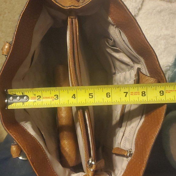 Michael Kors Hamilton bag with Matching Wallet. - Picture 10 of 12